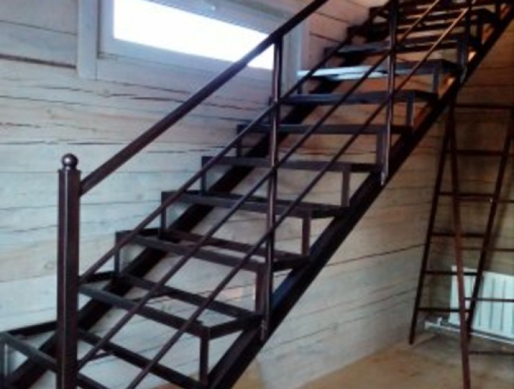 Лестница внутренняя с забежными ступенями